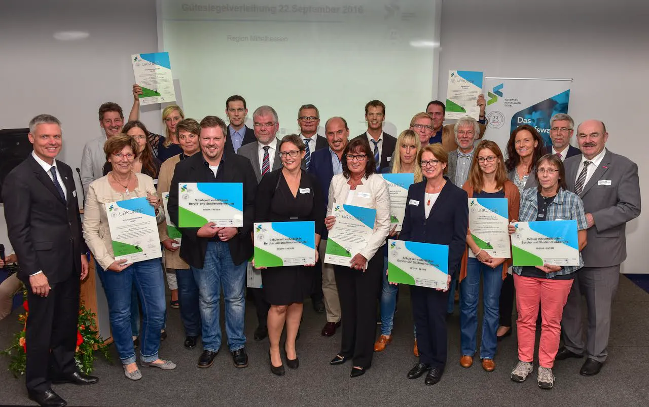 Die Vertreter der ausgezeichneten Siegelschulen aus Mittelhessen. Foto: SCHULE WIRTSCHAFT Mittelhessen